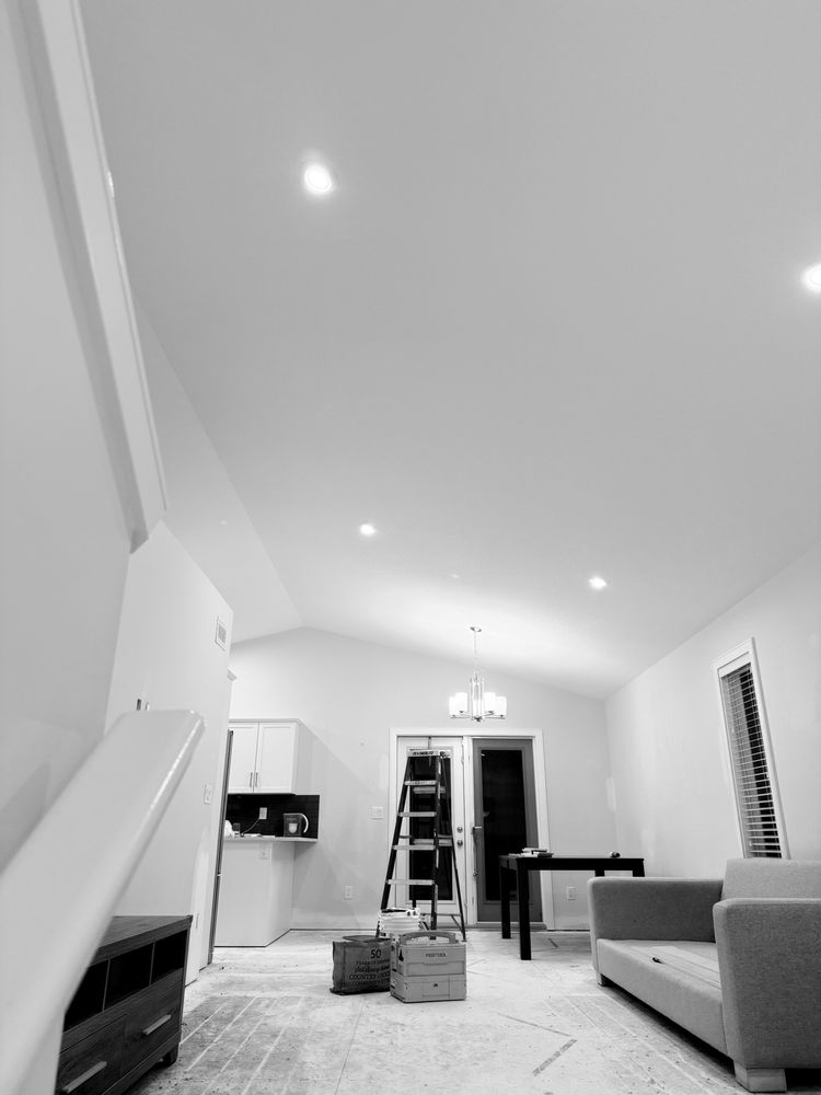 Smooth, freshly finished vaulted ceiling with pot lights
